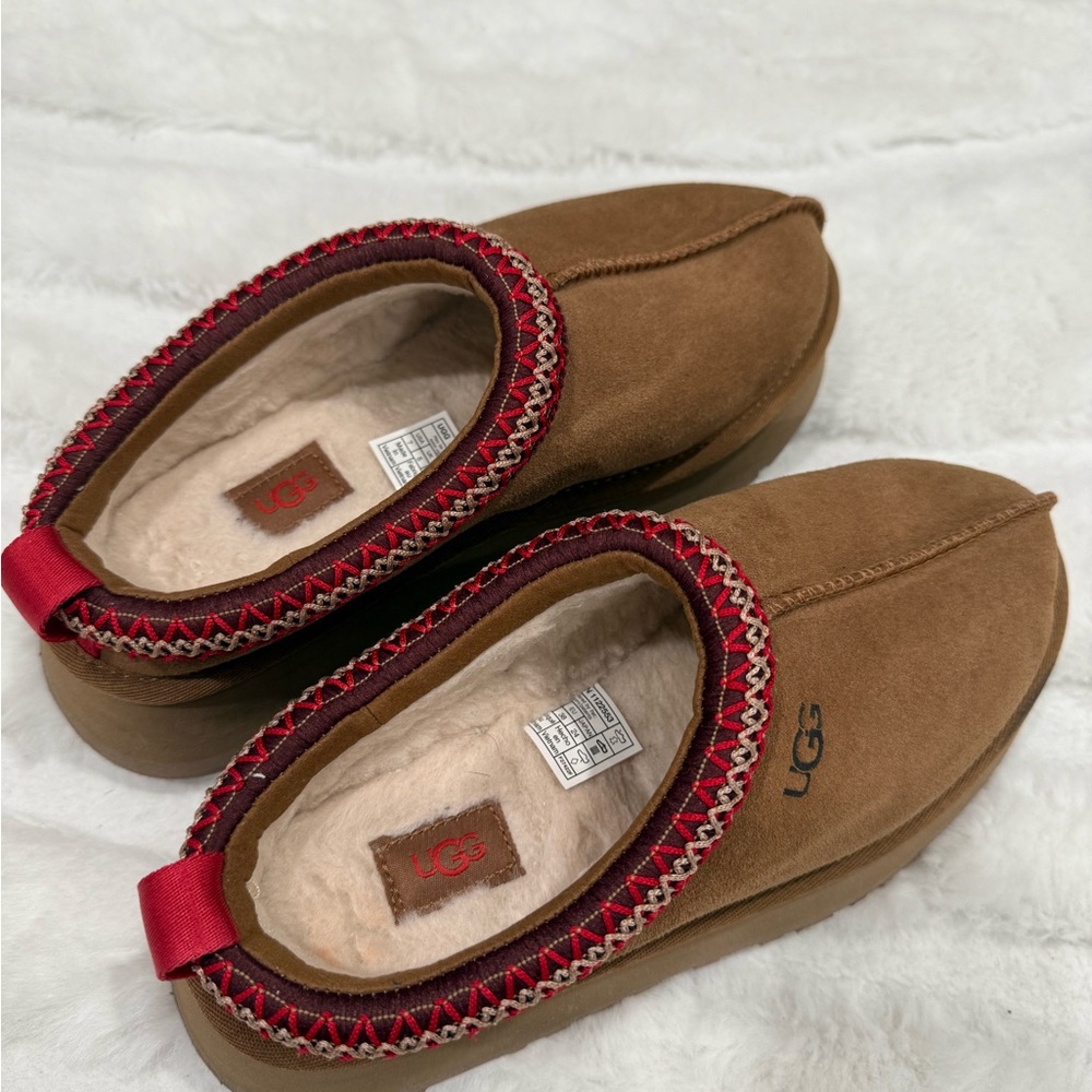 UGG  TAZZ Women's Tan Slippers with Red Accents ! Very good condition wear 1